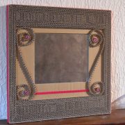Miroir en dentelle de carton et carton ondulé rouge