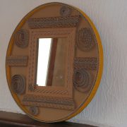 Miroir en dentelle de carton et carton ondulé jaune