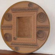 Miroir en dentelle de carton et carton ondulé jaune