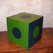 Pouf en carton vert et bleu