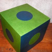 Pouf en carton vert et bleu