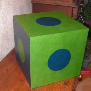 Pouf en carton vert et bleu