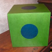 Pouf en carton vert et bleu