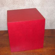 Pouf en carton rouge carmin