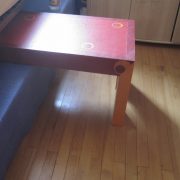 Table à deux pieds