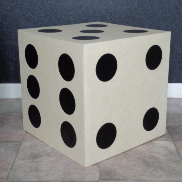 Pouf dé, en carton (côté)