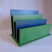 Porte-courrier vert et bleu