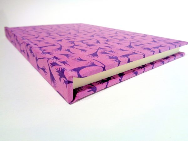 Carnet A5 - 14.5 cm X 21 cm - Mauve à motifs violets - 144 pages
