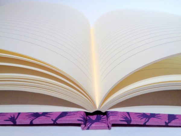 Carnet A5 - 14.5 cm X 21 cm - Mauve à motifs violets - 144 pages