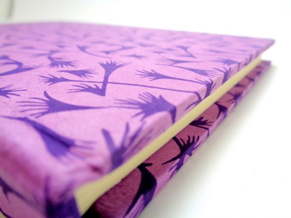 Carnet A5 - 14.5 cm X 21 cm - Mauve à motifs violets - 144 pages