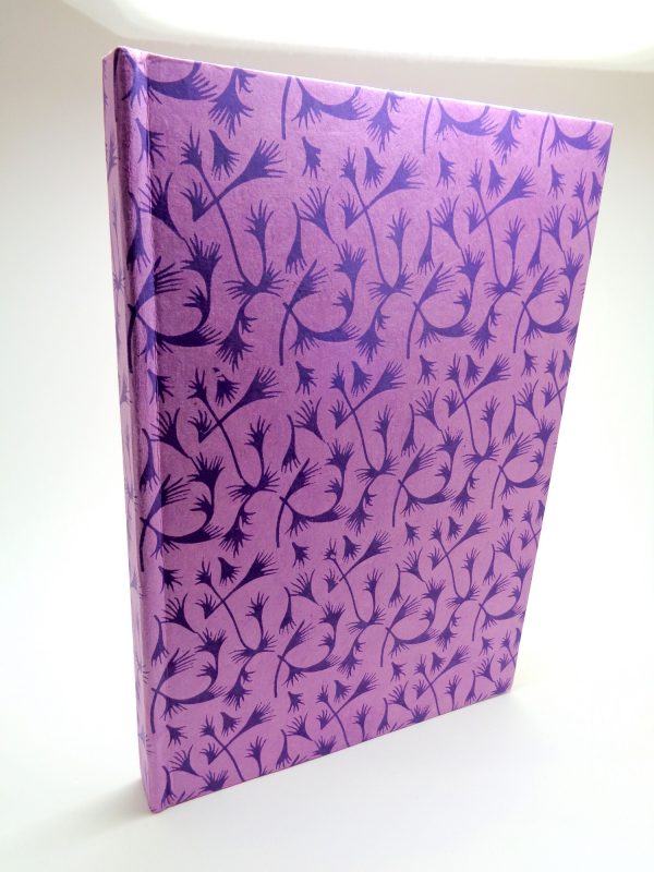 Carnet A5 - 14.5 cm X 21 cm - Mauve à motifs violets - 144 pages