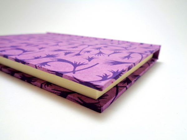 Carnet de poche - 10 cm X 15 cm - Mauve à motifs violets - 128 pages