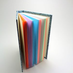 Carnet aux feuilles multi couleurs - Bleu cercles noirs - 256 pages – Image 2