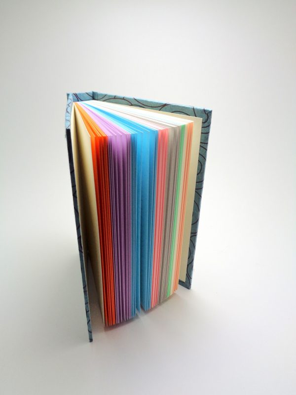 Carnet aux feuilles multi couleurs - Bleu cercles noirs - 256 pages