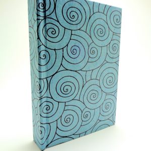 Carnet aux feuilles multi couleurs - Bleu cercles noirs - 256 pages
