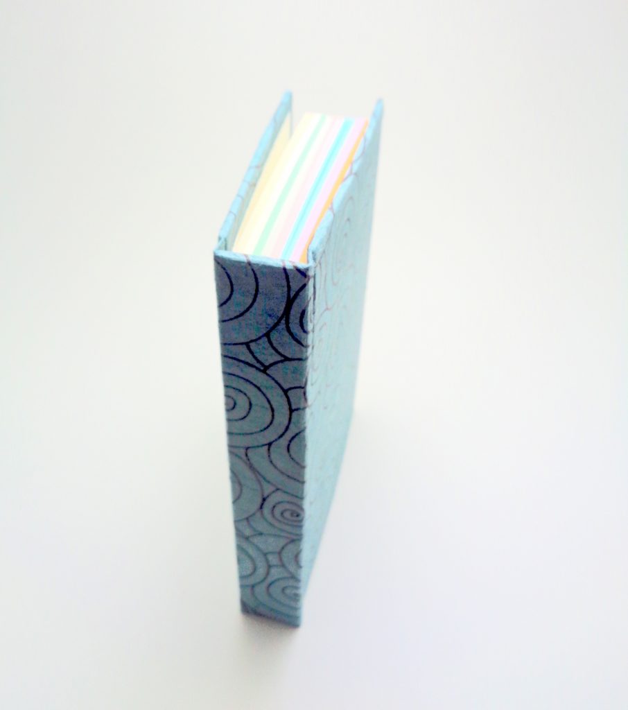 Carnet aux feuilles multi couleurs - Bleu cercles noirs - 256 pages