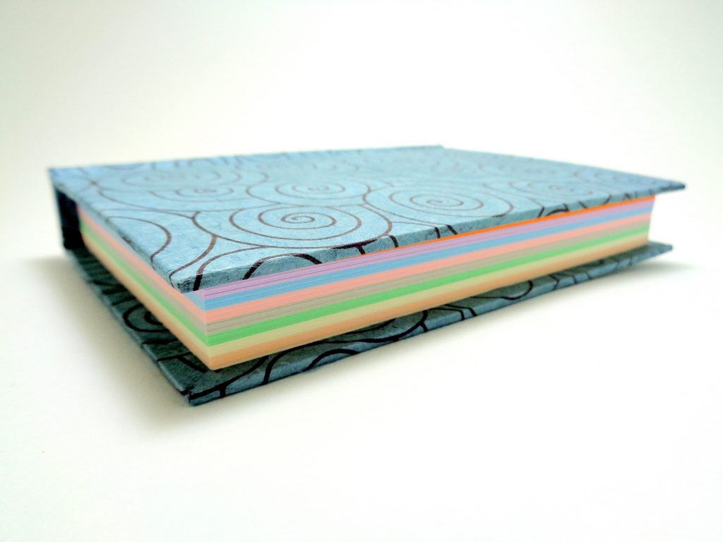 Carnet aux feuilles multi couleurs - Bleu cercles noirs - 256 pages