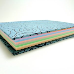 Carnet aux feuilles multi couleurs - Bleu cercles noirs - 256 pages – Image 4