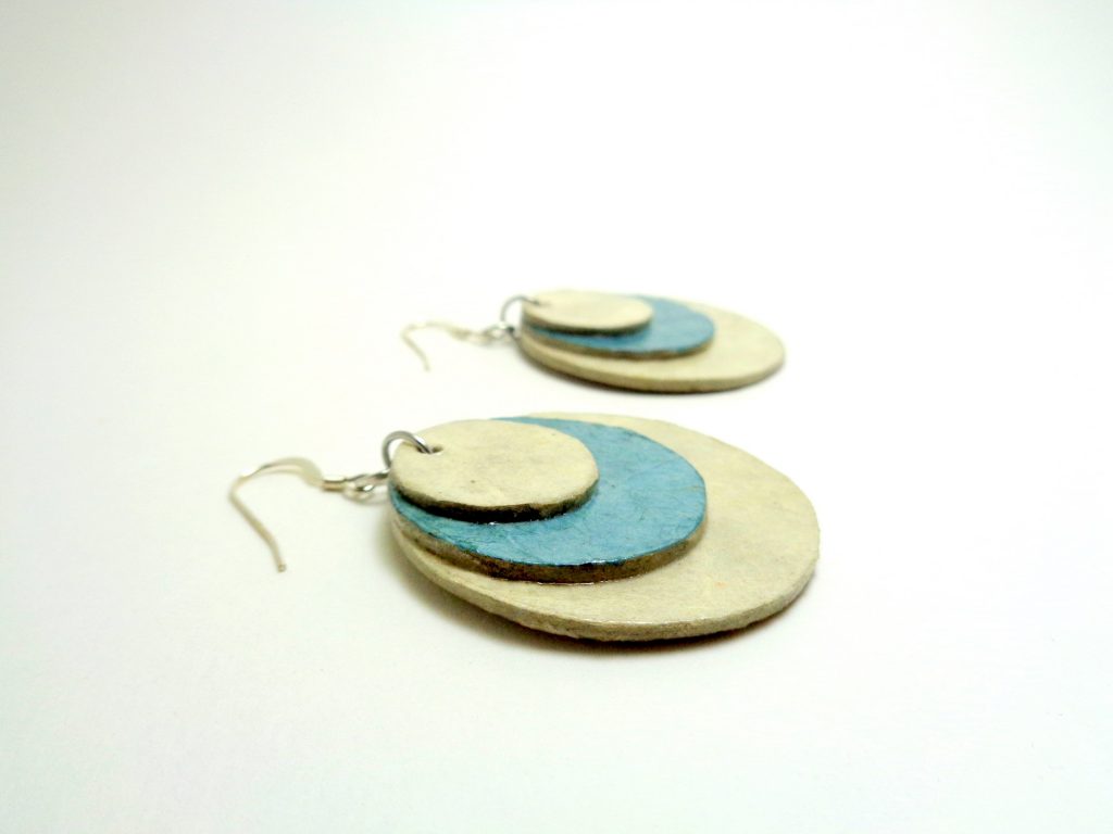 Boucles d'oreille rondes en carton - Blanc/Bleu - Argent 925
