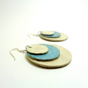 Boucles d'oreille rondes en carton - Blanc/Bleu - Argent 925 – Image 2