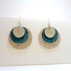 Boucles d'oreille rondes en carton - Blanc/Bleu - Argent 925 – Image 3