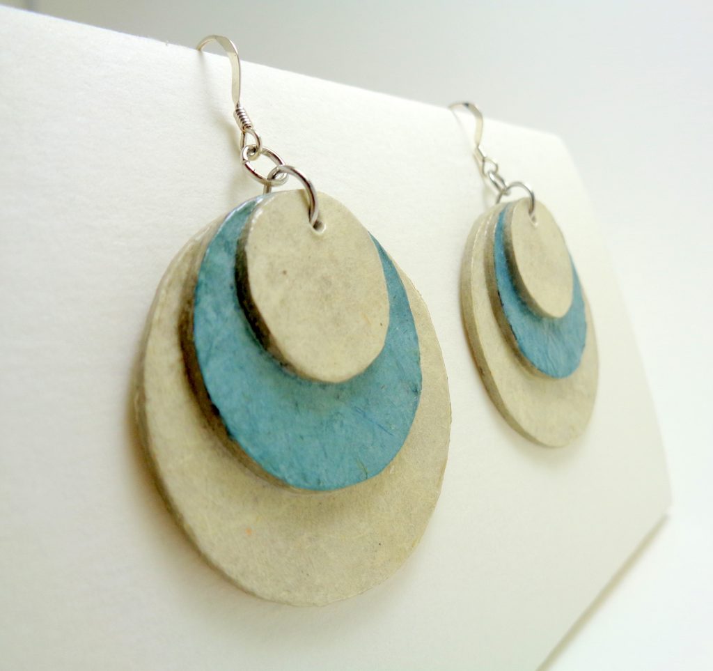 Boucles d'oreille rondes en carton - Blanc/Bleu - Argent 925