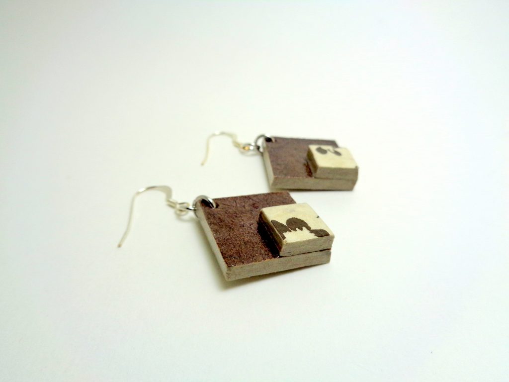 Boucles d'oreille en carton - petit losange - Marron à motifs - Argent 925