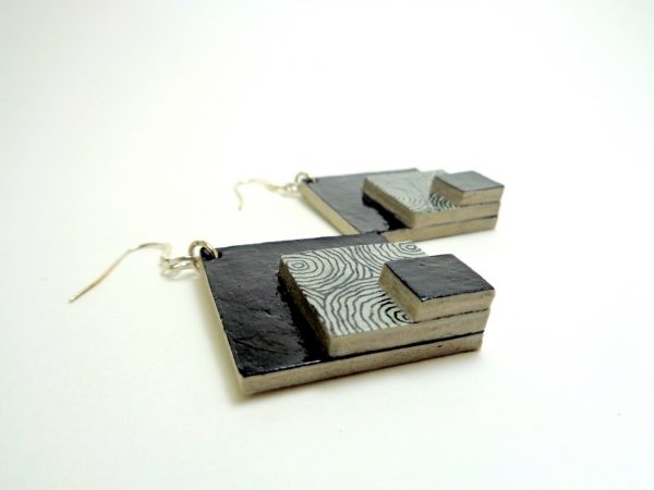 Boucles d'oreille en carton noir et gris cercles