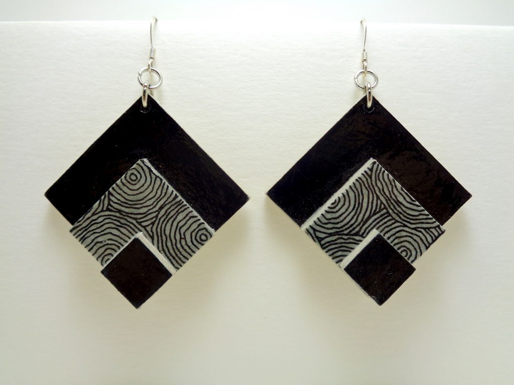Boucles d'oreille en carton noir et gris cercles