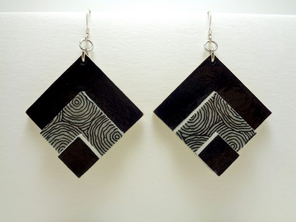 Boucles d'oreille en carton noir et gris cercles