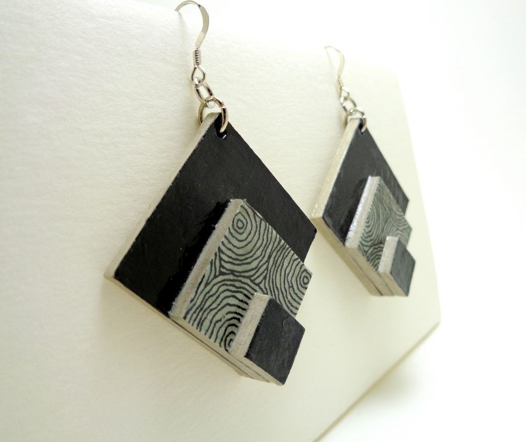Boucles d'oreille en carton noir et gris cercles