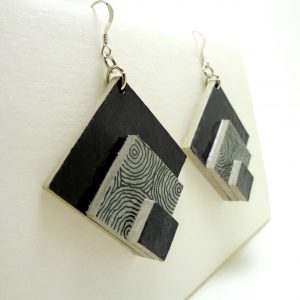 Boucles d'oreille en carton noir et gris cercles
