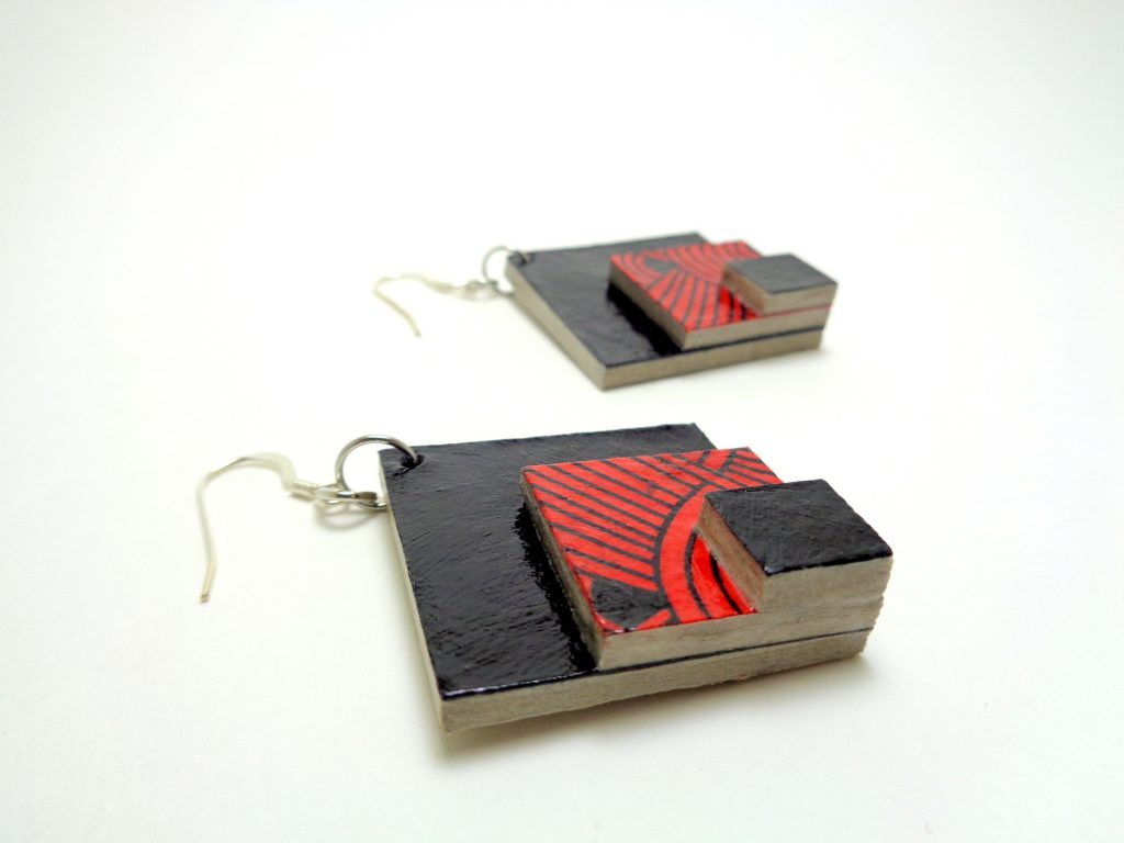 Boucles d'oreille losange en carton noir-rouge noeuds