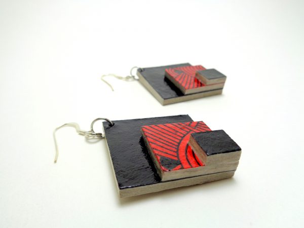 Boucles d'oreille losange en carton noir-rouge noeuds
