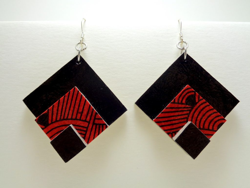 Boucles d'oreille losange en carton noir-rouge nœuds