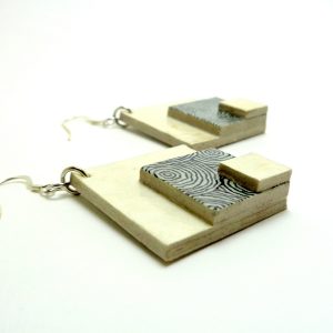 Boucles d'oreille en carton - grand losange - Blanc/Gris cercles - Argent 925 – Image 2