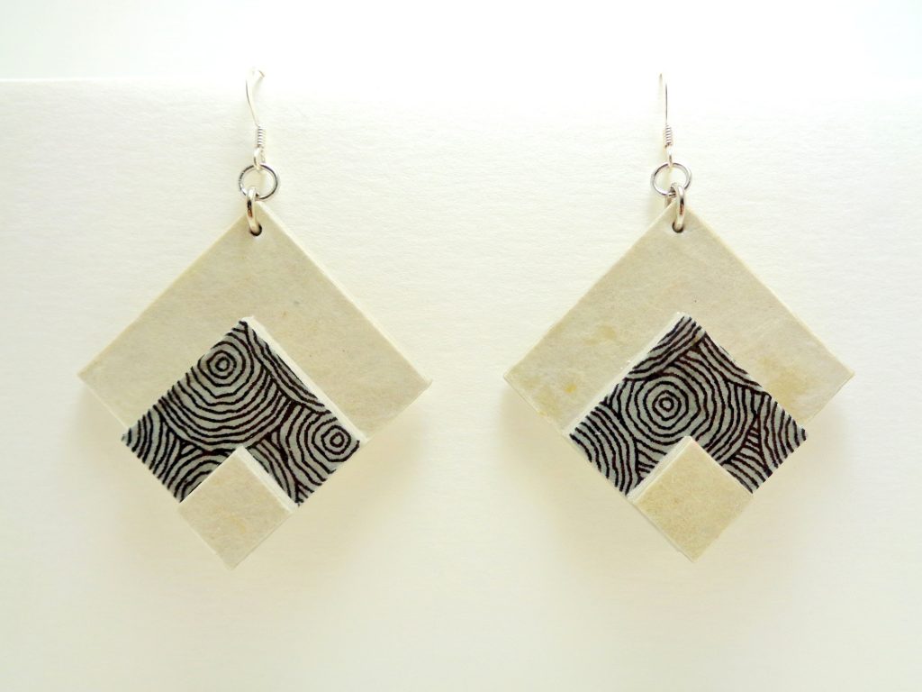 Boucles d'oreille en carton - grand losange - Blanc/Gris cercles - Argent 925