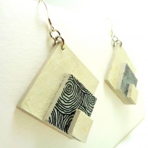 Boucles d'oreille en carton - grand losange - Blanc/Gris cercles - Argent 925 – Image 3