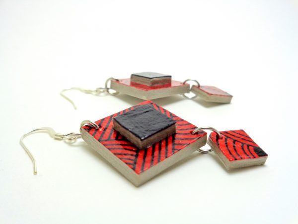 Boucles d'oreilles en carton rouge et noires
