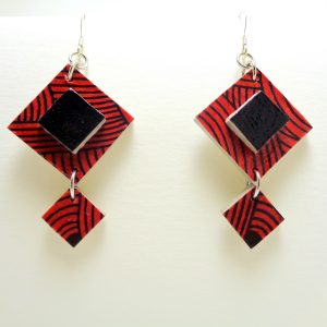 Boucles d'oreilles en carton rouge et noires