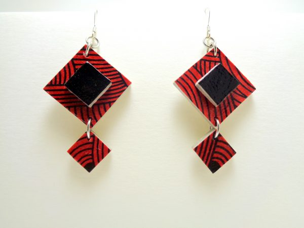 Boucles d'oreilles en carton rouge et noires