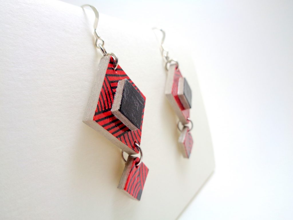 Boucles d'oreilles en carton rouge et noires