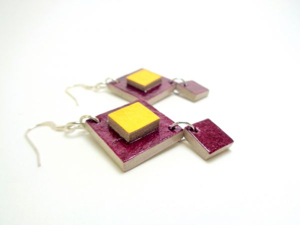 boucles d'oreille en carton bordeaux-jaune