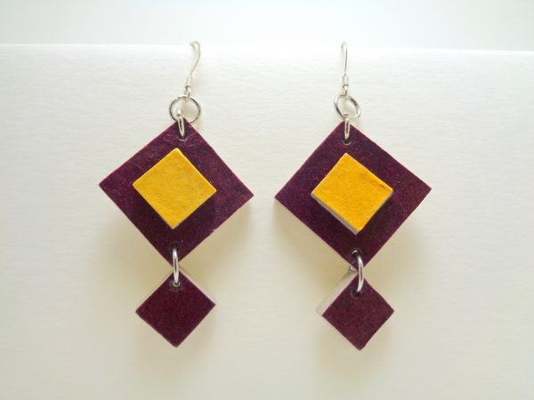 boucles d'oreille en carton bordeaux-jaune