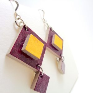 boucles d'oreille en carton bordeaux-jaune