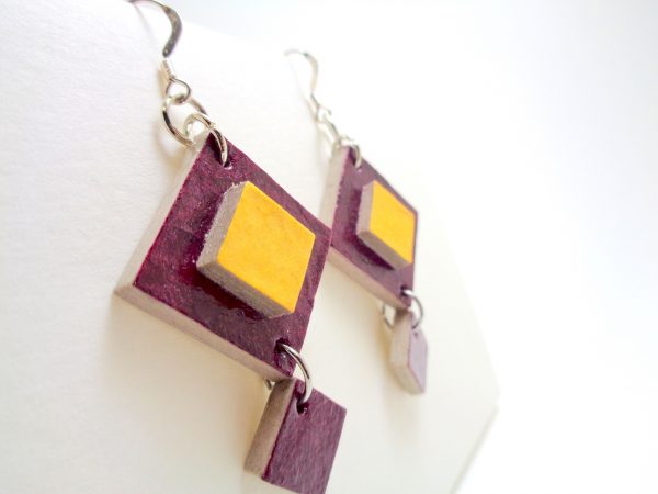 boucles d'oreille en carton bordeaux-jaune