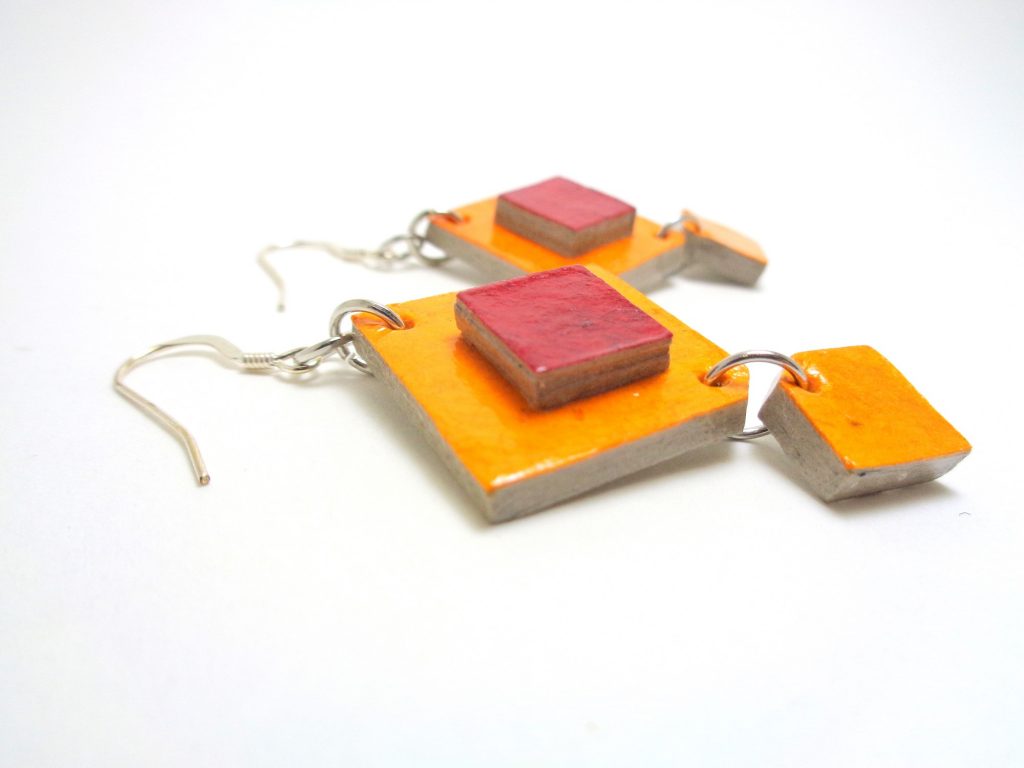 Boucles d'oreille en carton orange-rouge carmin
