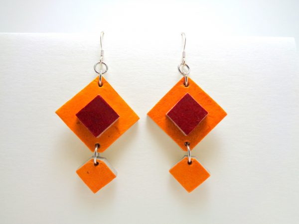 Boucles d'oreille en carton orange-rouge carmin