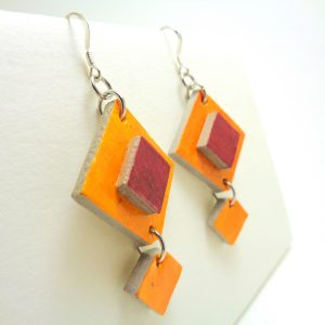 Boucles d'oreille en carton orange-rouge carmin