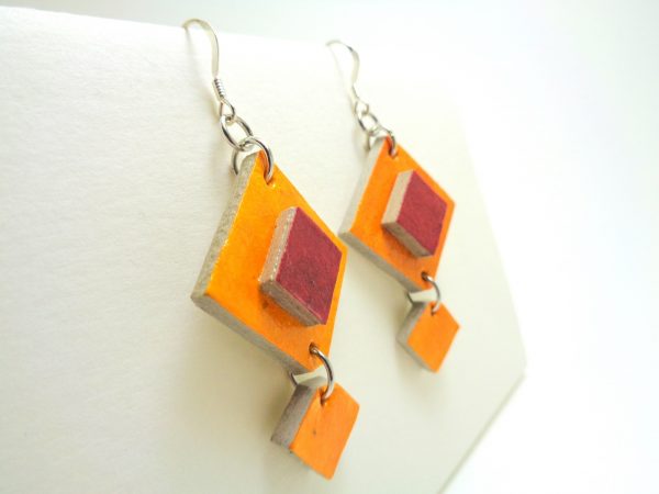 Boucles d'oreille en carton orange-rouge carmin